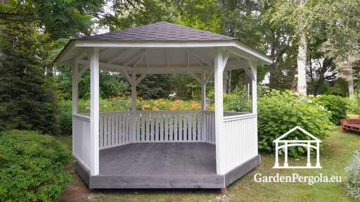 Kuusikulmainen puinen paviljonki — kodikas puutarhapaviljonki lattialla ja katetulla katolla - garden gazebo pergola