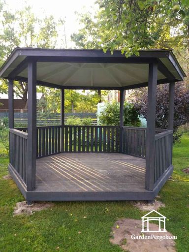 Kuusikulmainen puinen paviljonki — Kotoisa puutarhapaviljonki lattialla ja katetulla katolla