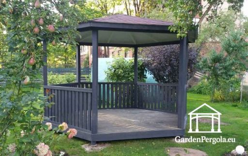 Kuusikulmainen puinen paviljonki — Kotoisa puutarhapaviljonki lattialla ja katetulla katolla - garden gazebo pergola