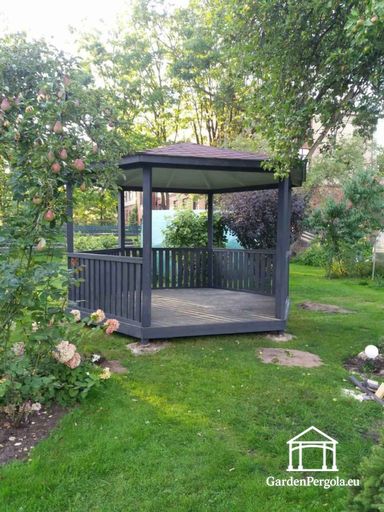 Kuusikulmainen puinen paviljonki — Kotoisa puutarhapaviljonki lattialla ja katetulla katolla