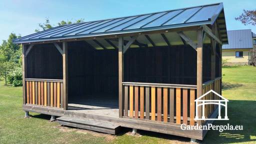 4x6 m ruskea puinen paviljonki — tilava puutarhapaviljonki lattialla ja metallisella harjakatolla