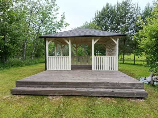 4x4,5 m Valkoinen Puu Paviljonki — Elegantti Puutarhapaviljonki Terassilla ja Kauniilla Muotoilulla - garden gazebo pergola