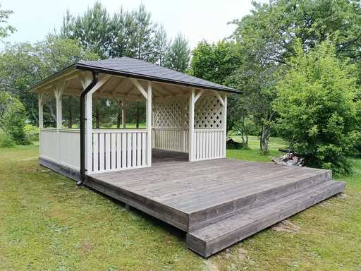 4x4,5 m Valkoinen Puu Paviljonki — Elegantti Puutarhapaviljonki Terassilla ja Kauniilla Muotoilulla