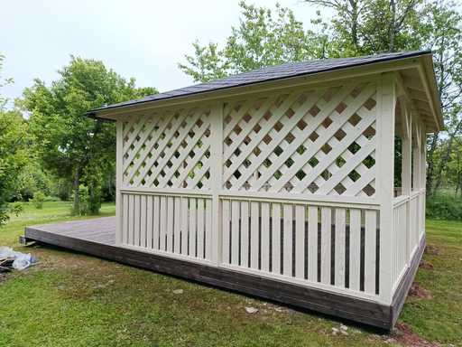 4x4,5 m Valkoinen Puu Paviljonki — Elegantti Puutarhapaviljonki Terassilla ja Kauniilla Muotoilulla