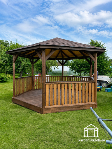 Kuusikulmainen puinen paviljonki — Kotoisa puutarhapaviljonki lattialla ja katetulla katolla - garden gazebo pergola