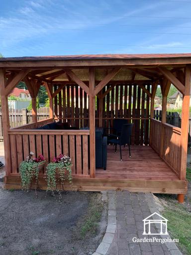 3x3,5 m ruskea puinen paviljonki — Kotoisa puutarhapaviljonki lattialla ja koristeellisilla säleikköseinillä - garden gazebo pergola