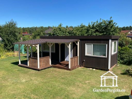 Taloon kiinnitetty luonnollinen puinen veranta katetulla katolla - garden gazebo pergola