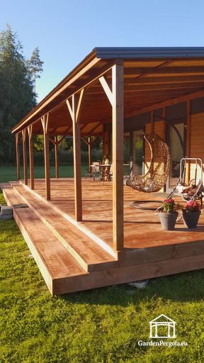 Talon kylkeen kiinnitetty luonnollinen puinen veranta tilavalla katetulla terassilla - garden gazebo pergola