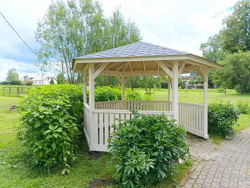 Kuusikulmainen puinen huvimaja — kodikas puutarhahuvimaja lattialla ja katetulla katolla - garden gazebo pergola